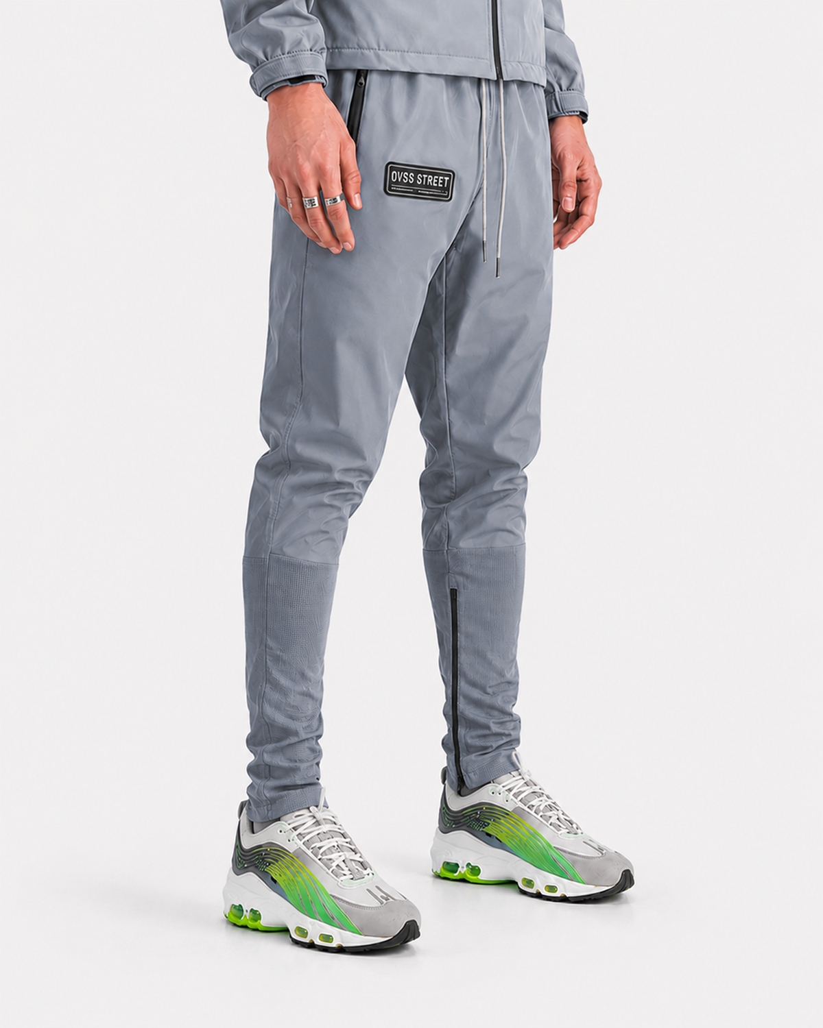 Ensemble Sombre gris OVSS, bas porté avec baskets