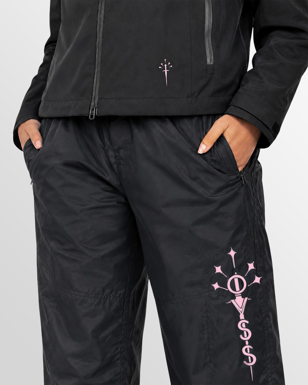 Jogging Ninja noir/rose OVSS, détail de la matière et des finitions